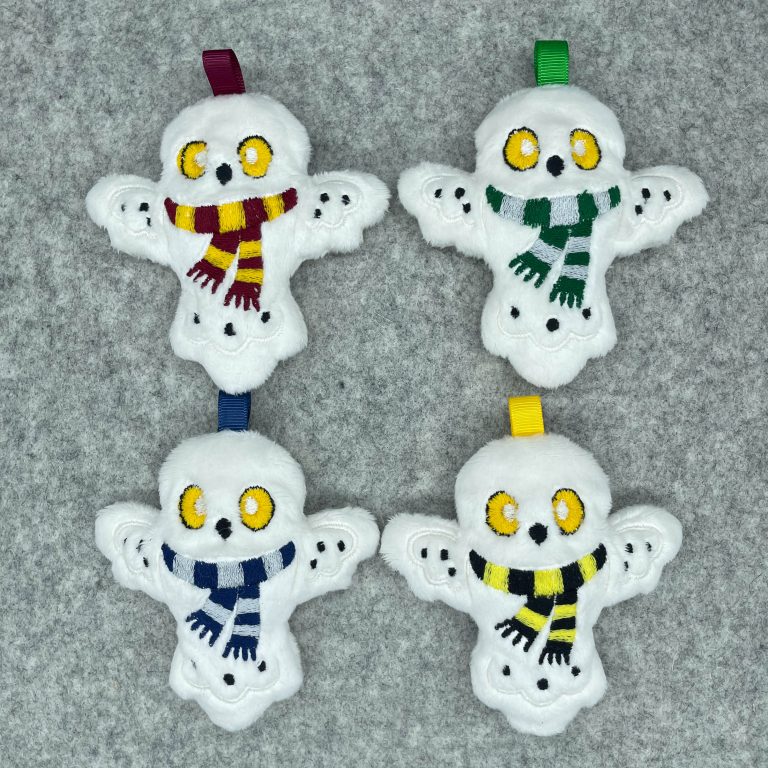 Hiboux magiques avec écharpes de différentes couleurs