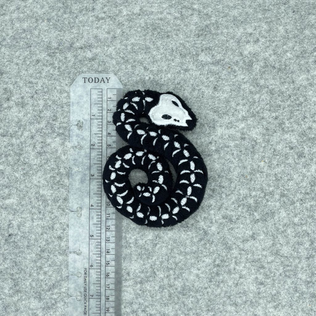 Skeleton Snake avec règle