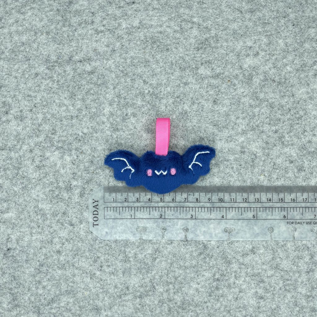 Chauve-souris Kawai avec règle