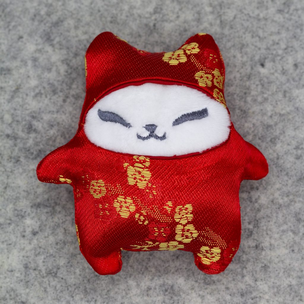 Pôtit Chat Blanc avec son Ao Dai Prune Rouge & Or