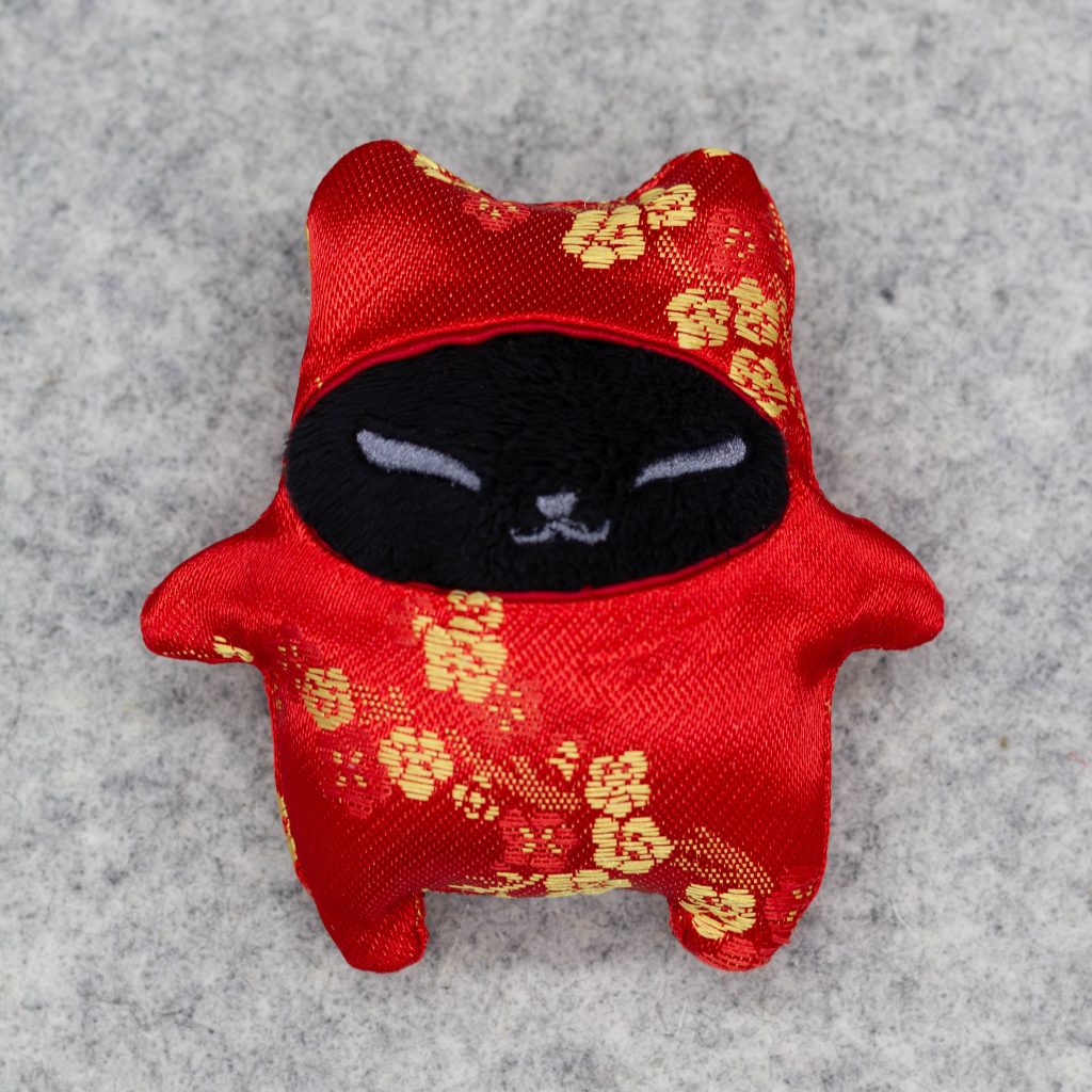 Pôtit Chat Noir avec son Ao Dai Prune Rouge & Or